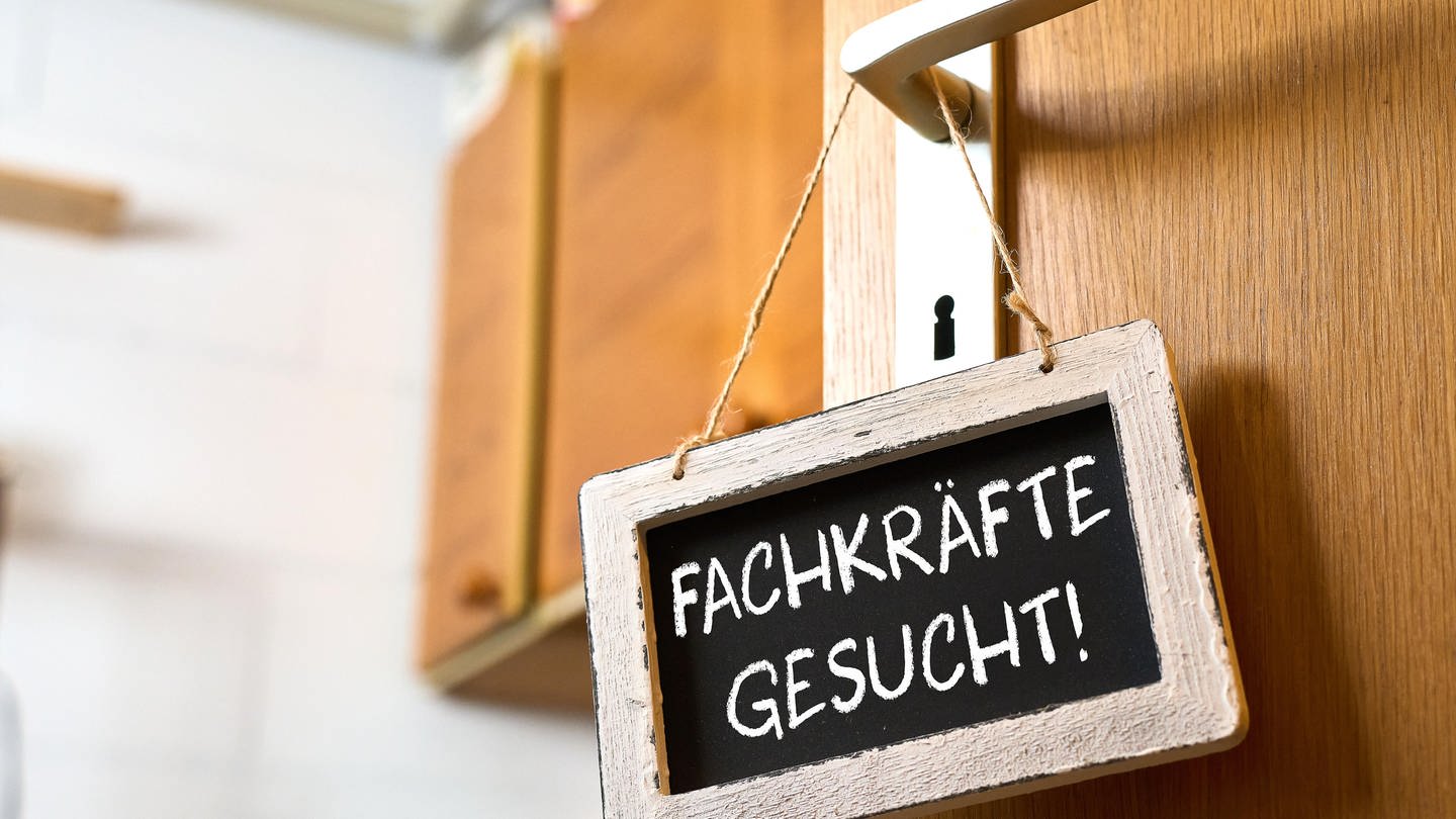 Insgesamt 2.960 Fachkräfte konnten seit 2021 über schnellere Visa-Verfahren nach Rheinland-Pfalz kommen. (Foto: picture-alliance / Reportdienste, CHROMORANGE | Michael Bihlmayer)