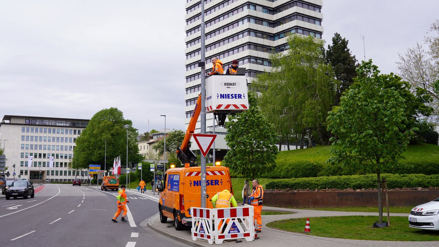 Soll zukünftig für mehr Verkehrssicherheit sorgen: Die innovative Radarsensorik. Hier bei der Installation in der Maxstraße (Foto: Herzlich digital)
