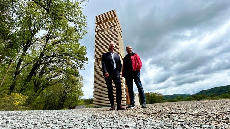 Nach vielen Monaten Bauzeit ist der Erlebnisturm Kranichwoog in Hütschenhausen endlich eröffnet worden. Ralf Hechler (CDU), Verbandsbürgermeister in Ramstein-Miesenbach und Paul Junker sind stolz. 