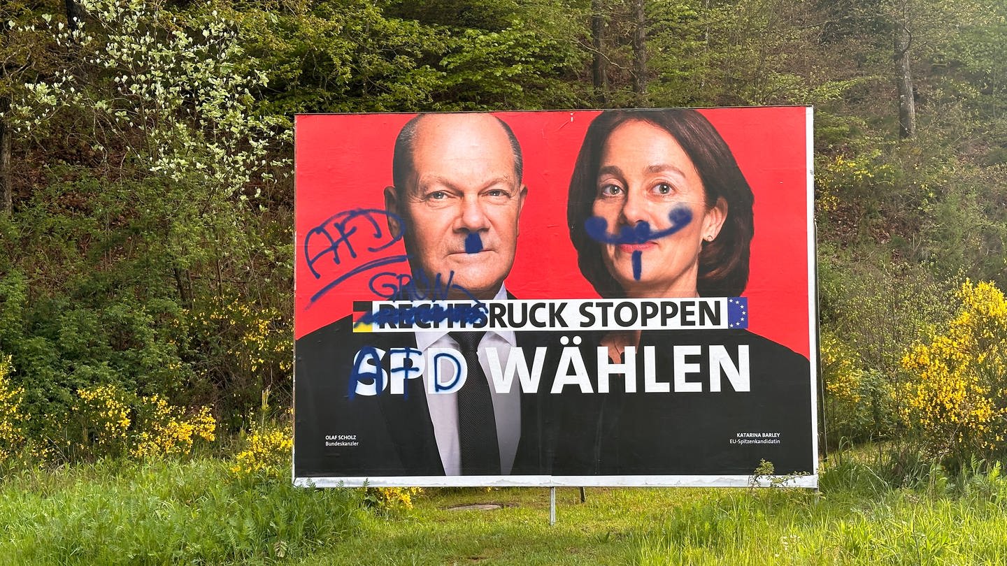 Das beschmierte Wahlplakat der SPD in Münchweiler zeigt Bundeskanzler Olaf Scholz mit einem Hitler-Bart. Die Schmierereien rufen dazu auf, die AfD zu wählen. (Foto: SWR)