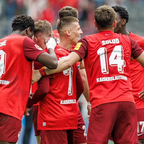 FCK-Spieler jubeln auf dem Platz in Berlin - der 1. FC Kaiserslautern hat den Klassenerhalt geschafft