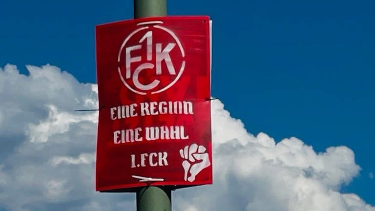 In der Innenstadt von Kaiserslautern hängen mehrere falsche Wahlplakate vom FCK. (Foto: SWR)