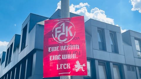 Ein falsches FCK-Wahlplakat hängt in Kaiserslautern direkt vor der Tourist-Information in der Innenstadt. Unter der roten Farbe schimmert ein Wahlplakat der CDU durch.