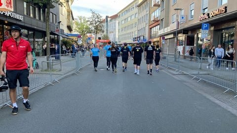 Team des SWR Studios Kaiserslautern läuft beim Firmenlauf durch die Stadt.