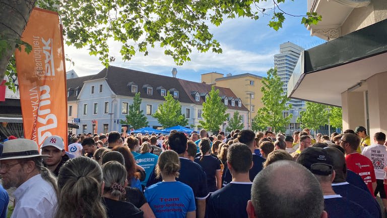 Läufer stellen sich am Start des Firmenlaufs in Kaiserslautern auf