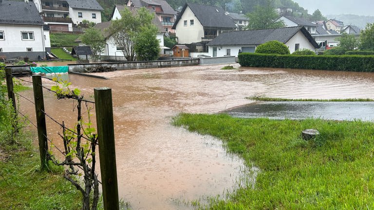 Das Hochwasser hat Grundstücke i im südwestpfälzischen Obernheim-Kirchenarnbach überflutet.