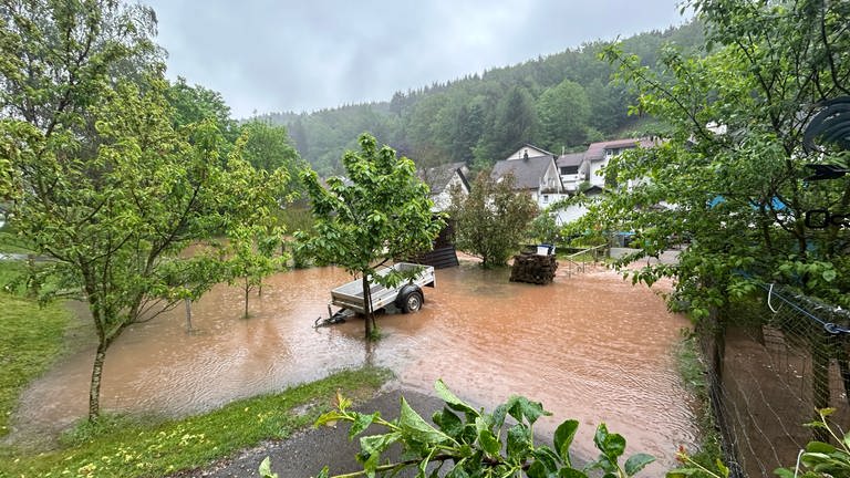 Ein Rasen in Obernheim-Kirchenarnbach steht fast komplett unter Wasser.