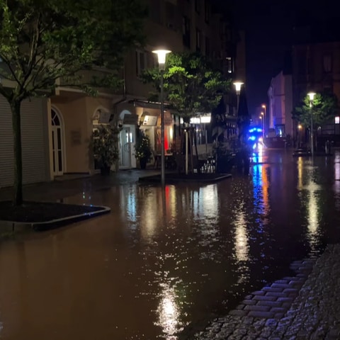 Durch den Dauerregen ist die Fußgängerzone von Zweibrücken überflutet.