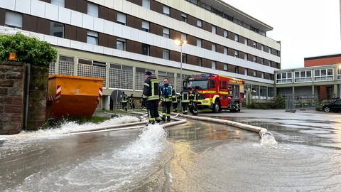Die Feuerwehr in Zweibrücken ist noch immer am Nardini-Klinikum im Einsatz.