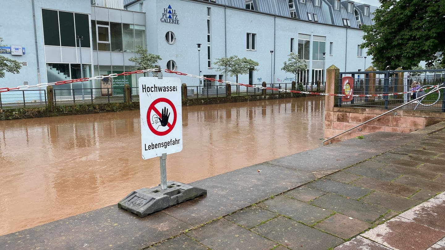 Hochwasser am Schwarzbach in der Fußgängerzone von Zweiibrücken. (Foto: SWR)