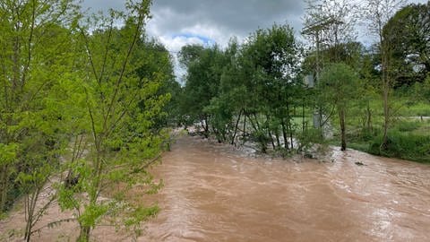 Der Hornbach in der Gemeinde Althornbach führt am Pfingstsamstag nach Starkregen Hochwasser 