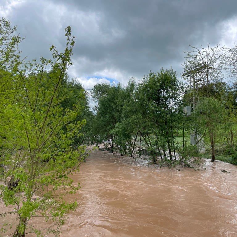Der Hornbach in der Gemeinde Althornbach führt am Pfingstsamstag nach Starkregen Hochwasser 