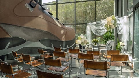 Heiraten neben dem größten Schuh der Welt - das geht jetzt im Deutschen Schuhmuseum in Hauenstein.