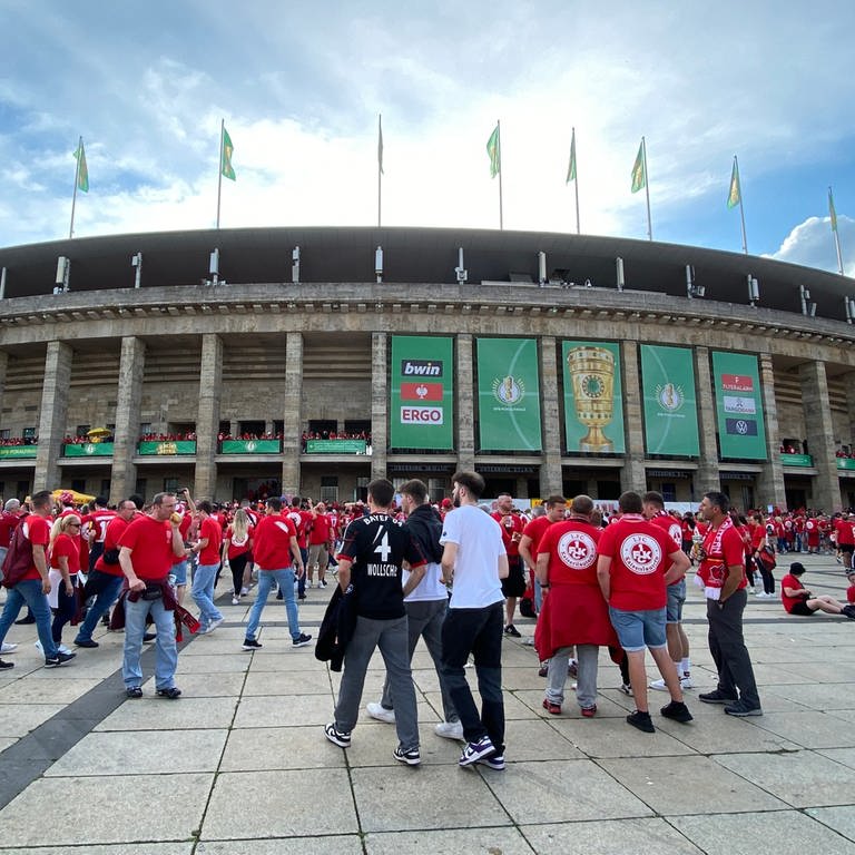 Das Kribbeln nimmt zu: Die FCK-Fans vor dem Olympiastadion in Berlin.