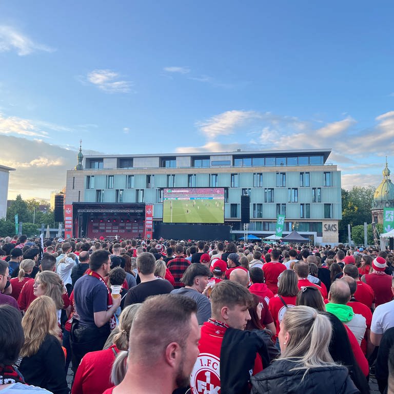 FCK-Fans beim Public Viewing auf dem Stiftsplatz in Kaiserslautern. 
