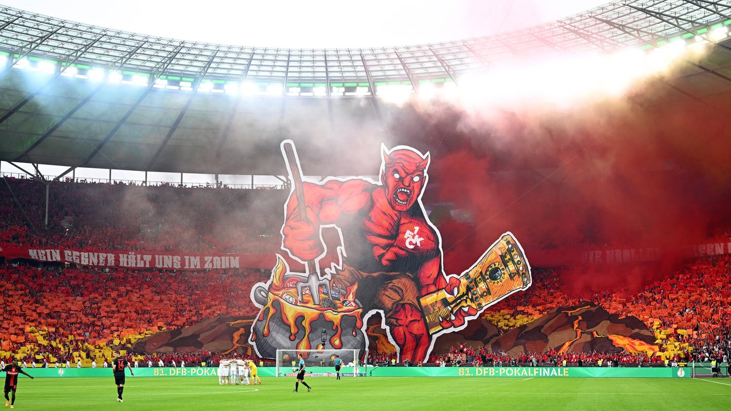 Die FCK-Fans feiern ihre Mannschaft im Berliner Olympiastadion. (Foto: dpa Bildfunk, Federico Gambarini)