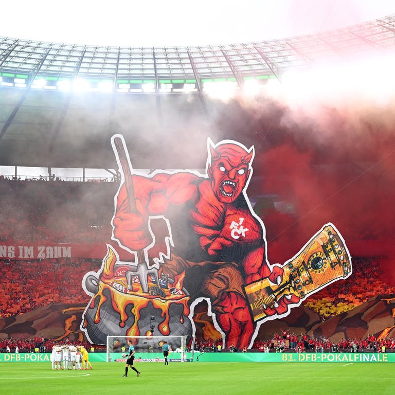 Die FCK-Fans feiern ihre Mannschaft im Berliner Olympiastadion. 