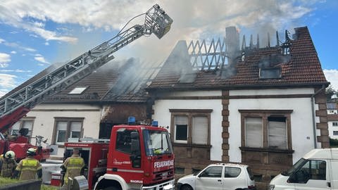 Feuerwehr bei Löscharbeiten an einer Scheune mit zwei angrenzenden Wohnhäusern. Bei dem Brand in Brücken, im Kreis Kusel, entstand ein hoher Sachschaden. 