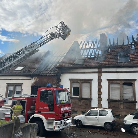 Feuerwehr bei Löscharbeiten an einer Scheune mit zwei angrenzenden Wohnhäusern. Bei dem Brand in Brücken, im Kreis Kusel, entstand ein hoher Sachschaden. 