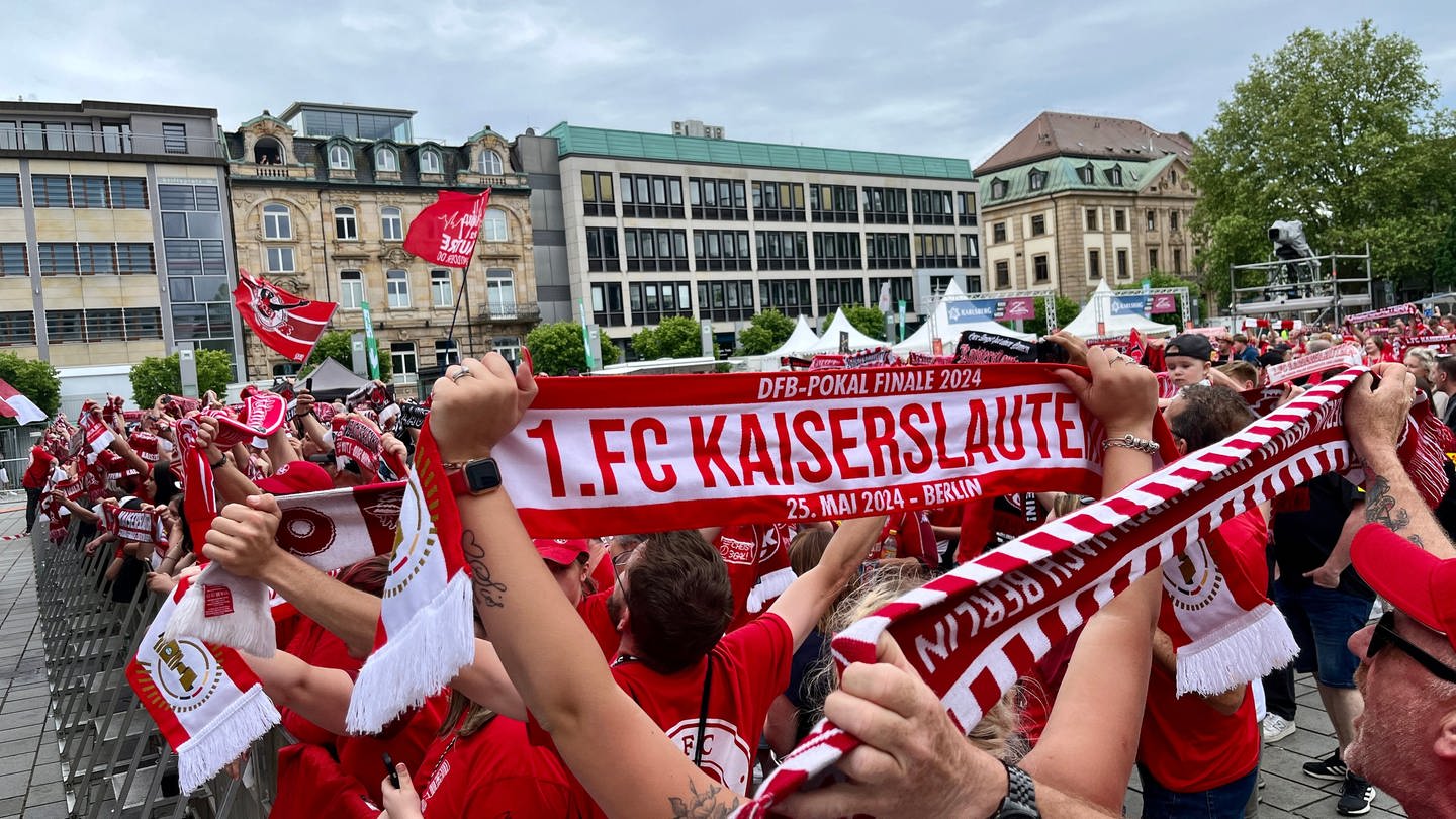 Nach dem Pokalfinale: Stolze FCK-Fans auf dem Stiftsplatz in Kaiserslautern. (Foto: SWR)