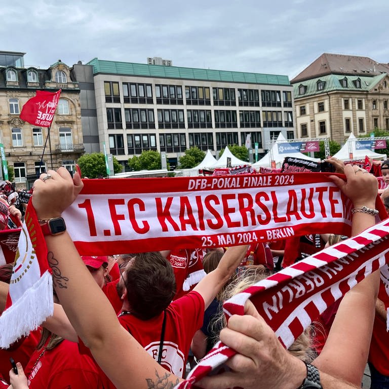 Nach dem Pokalfinale: Stolze FCK-Fans auf dem Stiftsplatz in Kaiserslautern.