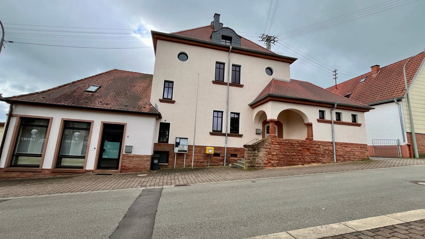 In Schneckenhausen im Kreis Kaiserslautern wurde das Bürgerhaus saniert. (Foto: SWR)