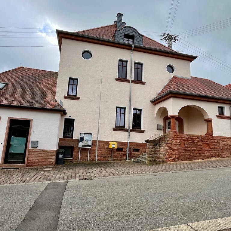 In Schneckenhausen im Kreis Kaiserslautern wurde das Bürgerhaus saniert. 