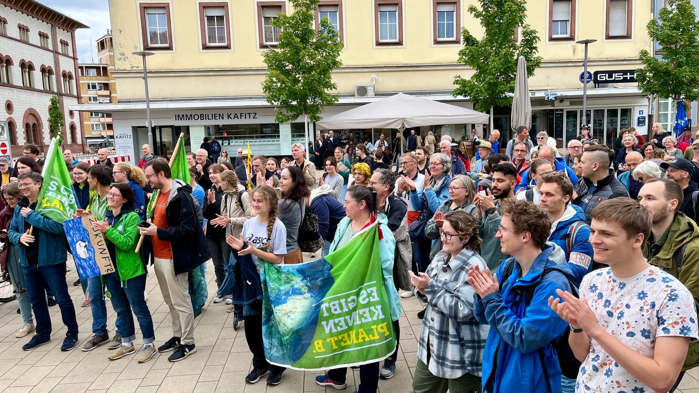 In Kaiserslautern haben etwa 150 Menschen für Klimaschutz und gegen Rechtsextremismus demonstriert. (Foto: SWR)