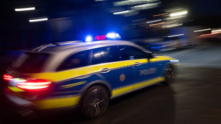 Symbolbild: Die Polizei hat in der Innenstadt von Kaiserslautern einen Autofahrer verfolgt, der mehrere Unfälle verursacht hat.