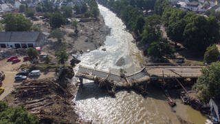 Völlig zerstört ist diese Brücke über die Ahr in Ahrweiler nach der Flutkatastrophe. (Foto: picture-alliance / Reportdienste, picture alliance/dpa | Boris Roessler)
