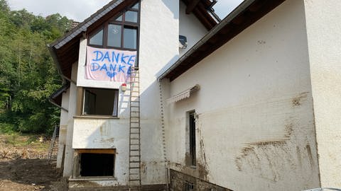 An einem Haus in Altenahr-Kreuzberg hängt ein Laken mit der Aufschrift "Danke" an der Wand. (Foto: SWR)