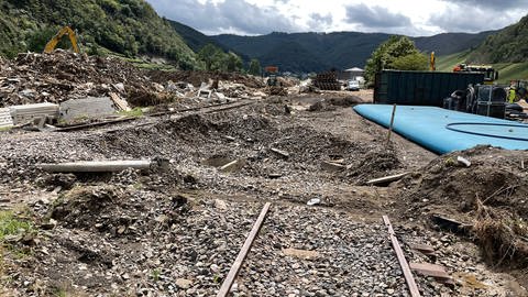 Komplett zerstörte Bahnstrecke der Ahrtalbahn bei Dernau. (Foto: SWR, Constantin Pläcking)