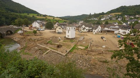 Das Dorf Schuld im Ahrtal vier Wochen nach der Flutkatastrophe. (Foto: dpa Bildfunk, picture alliance/dpa | Thomas Frey)