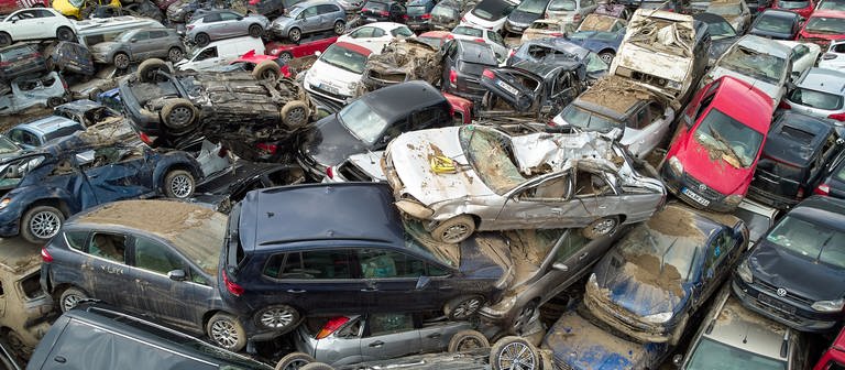 Viele zerstörte Autos stapeln sich. (Foto: dpa Bildfunk, picture alliance/dpa / Thomas Frey)