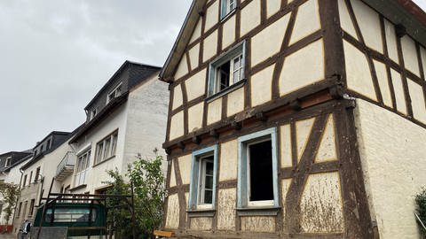 Ein Fachwerkhaus in Dernau. An der Fassade sieht man den Schlamm, den die Flut hinterlassen hat. (Foto: SWR)