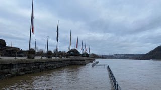 Der untere Teil des Deutschen Ecks in Koblenz ist bereits vom Rhein-Hochwasser überspült (Foto: SWR)