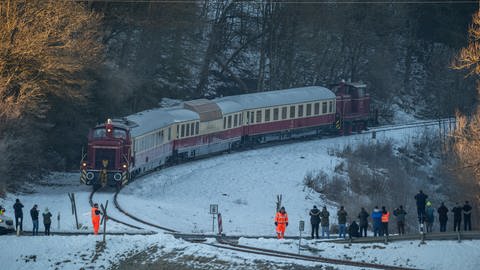 Eisenbahnfans stehen bei Hohenfels, als der Zug Rheingold mit zwei Rangierloks eine Pause einlegt. (Foto: picture-alliance / Reportdienste, picture alliance/dpa | Harald Tittel)