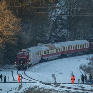 Eisenbahnfans stehen bei Hohenfels, als der Zug Rheingold mit zwei Rangierloks eine Pause einlegt. (Foto: picture-alliance / Reportdienste, picture alliance/dpa | Harald Tittel)