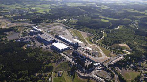 Der Nürburgring von oben aus der Luft gesehen (Foto: imago images, IMAGO / imagebroker)
