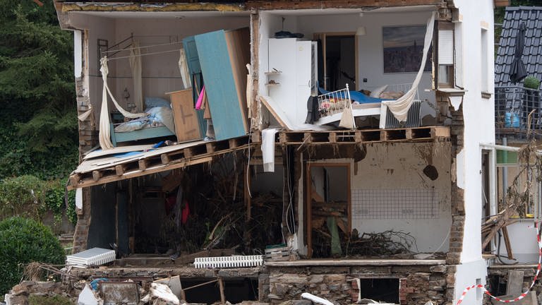 Dernau nach dem Hochwasser: Zerstörtes Gebäude (Foto: dpa Bildfunk, picture alliance/dpa | Boris Roessler)