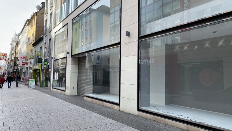 Ein leer stehendes Geschäft in der Löhrstraße in Koblenz. Nach Angaben der Stadt gibt es aber kein Leerstandsproblem. (Foto: SWR)