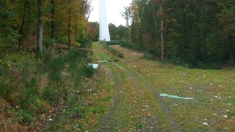 Trümmerfeld rund um Windkraftanlage (Foto: Pressestelle, Polizeidirektion Mayen)