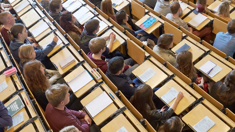 Studenten in einem Hörsaal: Von Montag an finden an der Universtität in Koblenz wieder Präsenz-Vorlesungen statt.  (Foto: dpa Bildfunk, Picture Alliance)