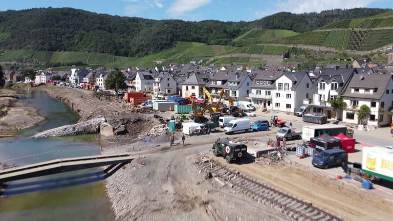 Blick auf den von der Flutkatastrophe betroffenen Ort Dernau: Eine schmale Behelfsbrücke führt über die Ahr