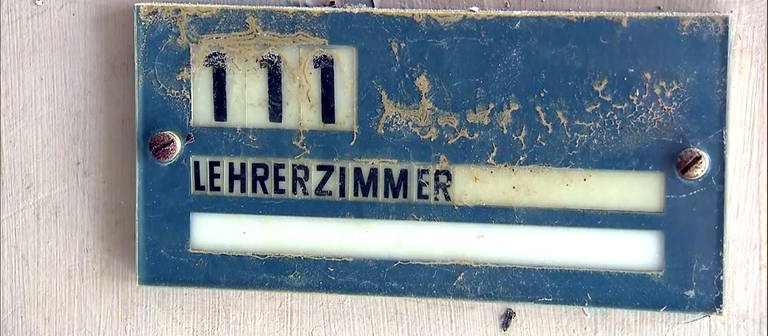 Schlamm an einem Schild mit der Aufschrift "Lehrerzimmer" - 16 Schulen im Landkreis Ahrweiler wurden vom Hochwasser so zerstört, dass sie nach den Sommerferien nicht mehr genutzt werden können. (Foto: SWR)