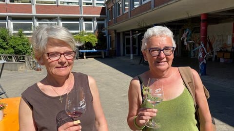 Doris Lefherz (li) Heide Bauer (re) haben beide ein Weinglas in der Hand. (Foto: SWR)