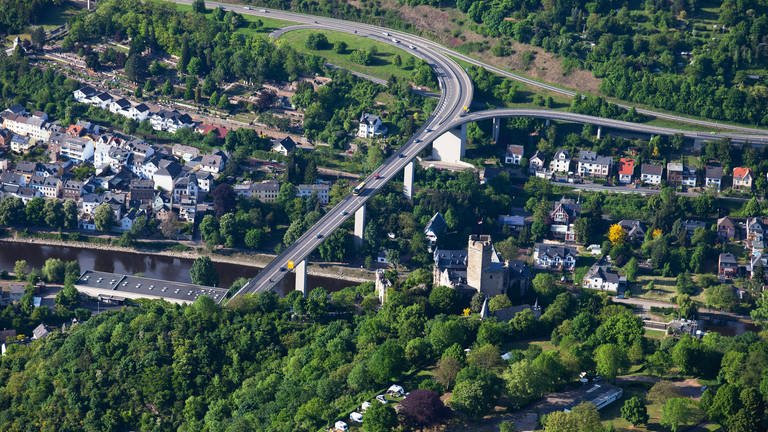 Eine Luftaufnahme von der B42-Hochbrücke über die Lahn bei Lahnstein (Foto: imago images, IMAGO / Westend61)