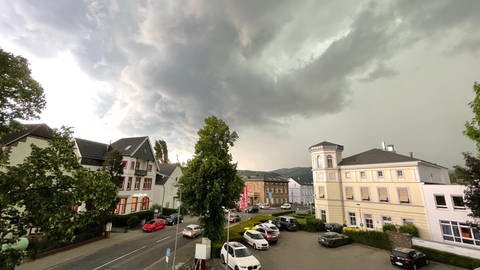 Gewitterhimmel über Bad Neuenahr-Ahrweiler (Foto: SWR)
