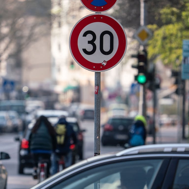 Tempo 30 Schild in einer Innenstadt (Foto: picture-alliance / Reportdienste, picture alliance/dpa/Frank Rumpenhorst)