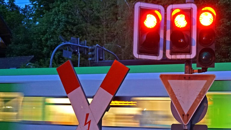 Tödlicher Unfall: Mann von Zug an Bahnübergang erfasst (Foto: IMAGO, IMAGO / Gottfried Czepluch)